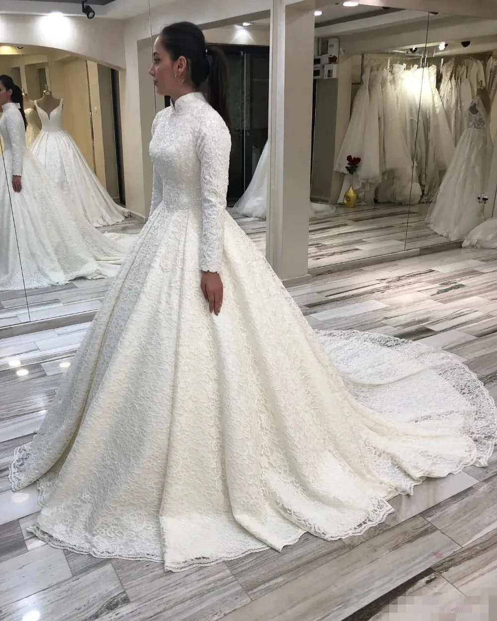 Luxury Lace Bride Dress Beading Muslim Wedding Dress Long Sleeve Vintage O-Neck Wedding Gown